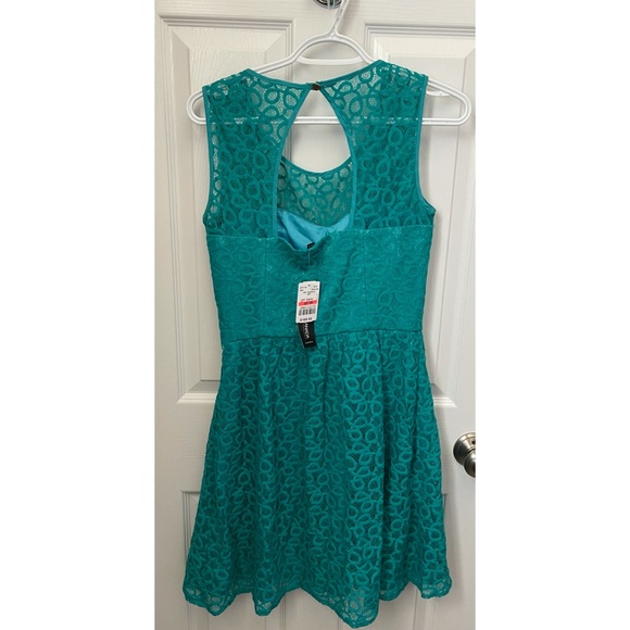Le Chateau NWT dress size small - Picture 2 of 2